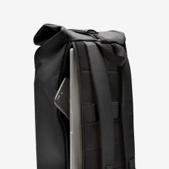 Horizn Studios SoFo Rolltop Backpack All Black -Mode Tassen Winkel image 3514