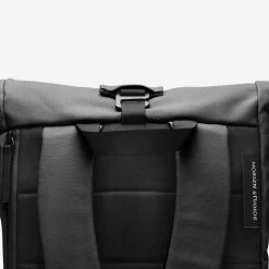 Horizn Studios SoFo Rolltop Backpack All Black -Mode Tassen Winkel image 3515