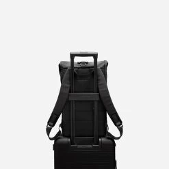 Horizn Studios SoFo Rolltop Backpack All Black -Mode Tassen Winkel image 3516