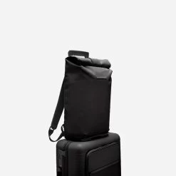 Horizn Studios SoFo Rolltop Backpack All Black -Mode Tassen Winkel image 3517