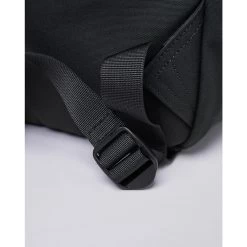 Sandqvist Knut Backpack II Black With Black Webbing -Mode Tassen Winkel image 5335