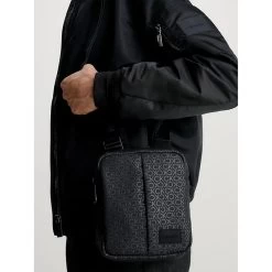 Calvin Klein Rubberized Conv Repo Black Uv Mono -Mode Tassen Winkel image 6995