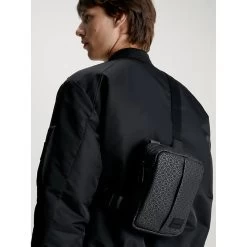 Calvin Klein Rubberized Conv Repo Black Uv Mono -Mode Tassen Winkel image 6996